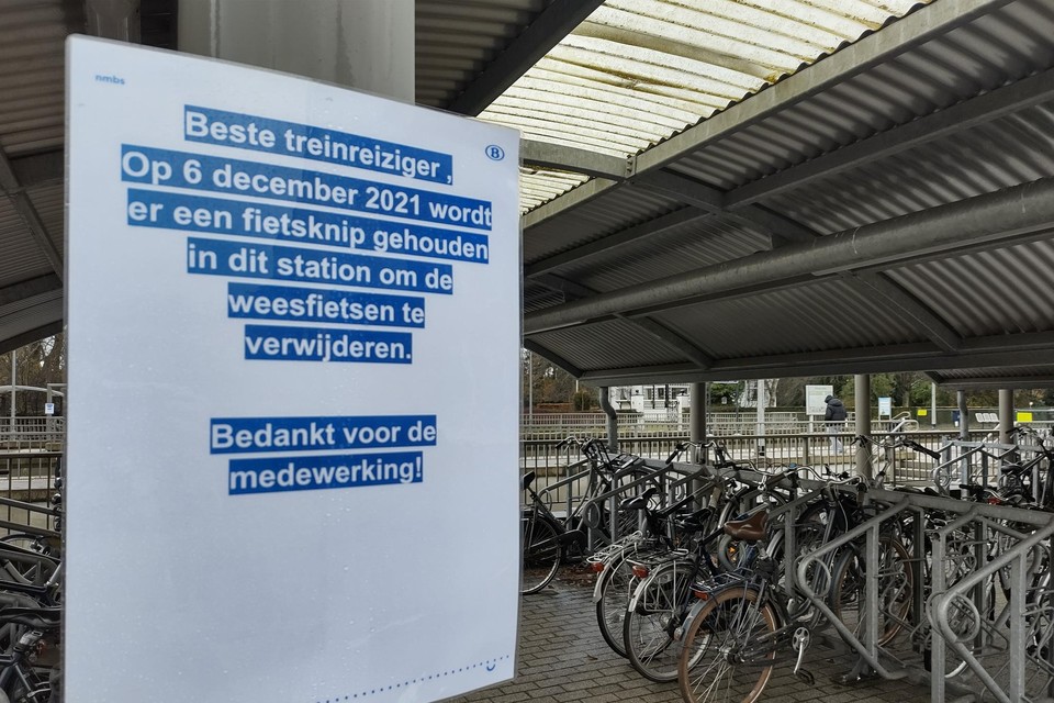 De opruimactie aan het station van Tielen wordt ook met dit bord aangekondigd. 