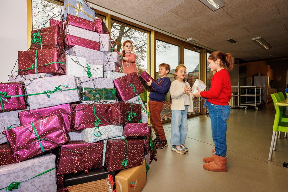 De kinderen van De Esdoorn brengen de pakjes naar de bestelwagen die ze op zijn beurt naar het depot van Foodsavers brengt. 