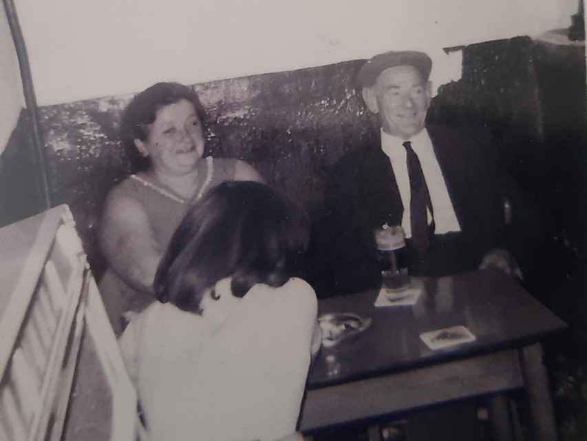 Grootmoeder Stans en grootvader Alfons Matthyssen op café. 