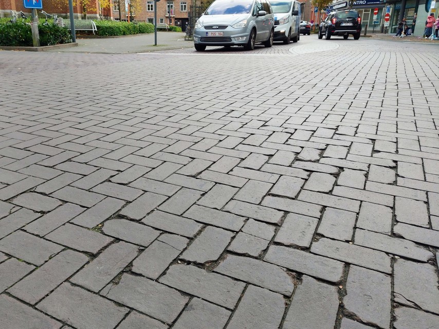 Op tal van plaatsen in het dorpscentrum zijn de kleiklinkers gehavend en verzakt.