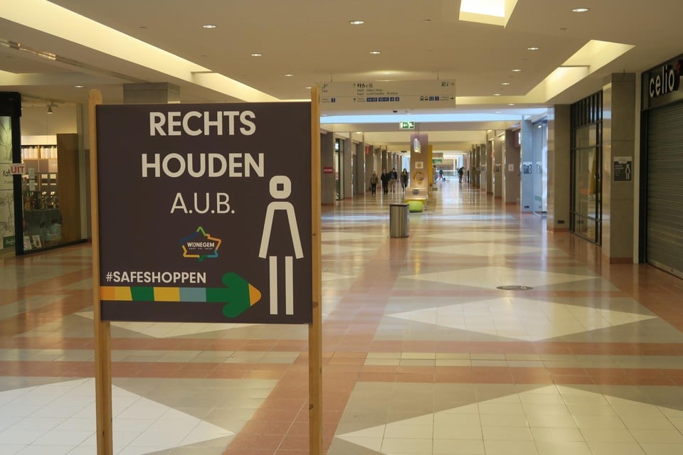 Lege gangen in het Wijnegem Shoppingcenter. Dit beeld behoort vanaf vandaag weer tot het verleden.  