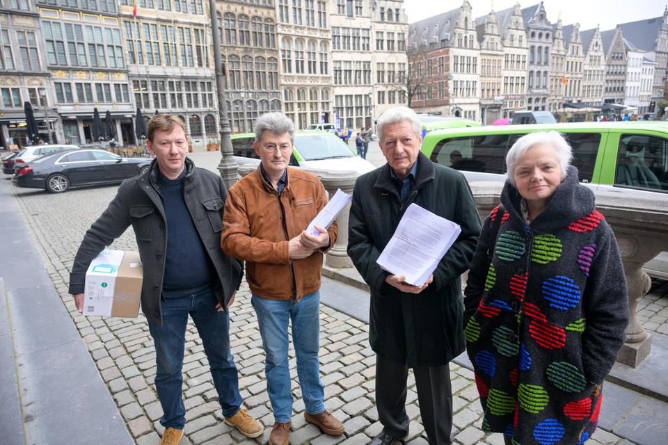 Tijs Dolhain, Claude Boelens, Roger Rennenberg en Lily Smeyers van Allez Allée overhandigden de bezwaarschriften in het stadhuis.