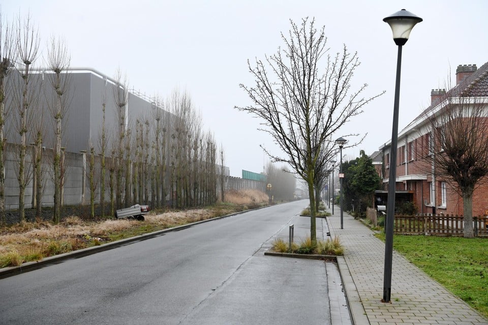 Links: de fabriek van Umicore. Rechts; de woonwijk Moretusburg. 