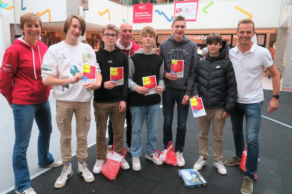 De vierdejaars van het VITO in Hoogstraten met enkele begeleiders van Sport Na School.