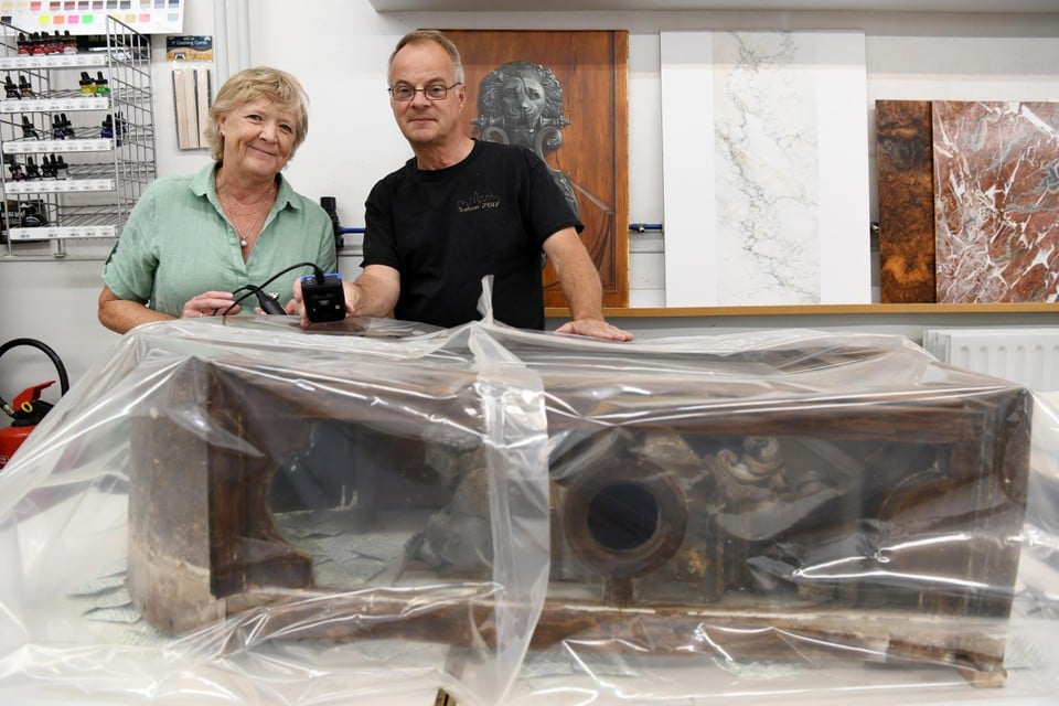 Chantal Siebens en Jan Lermytte deden de ontdekking. Hier staan ze bij het reliekschrijn uit de kerk van Pulle dat momenteel een anti-houtwormbehandeling ondergaat.