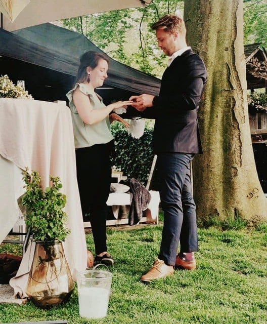 Bij een verloving hoort een ring.