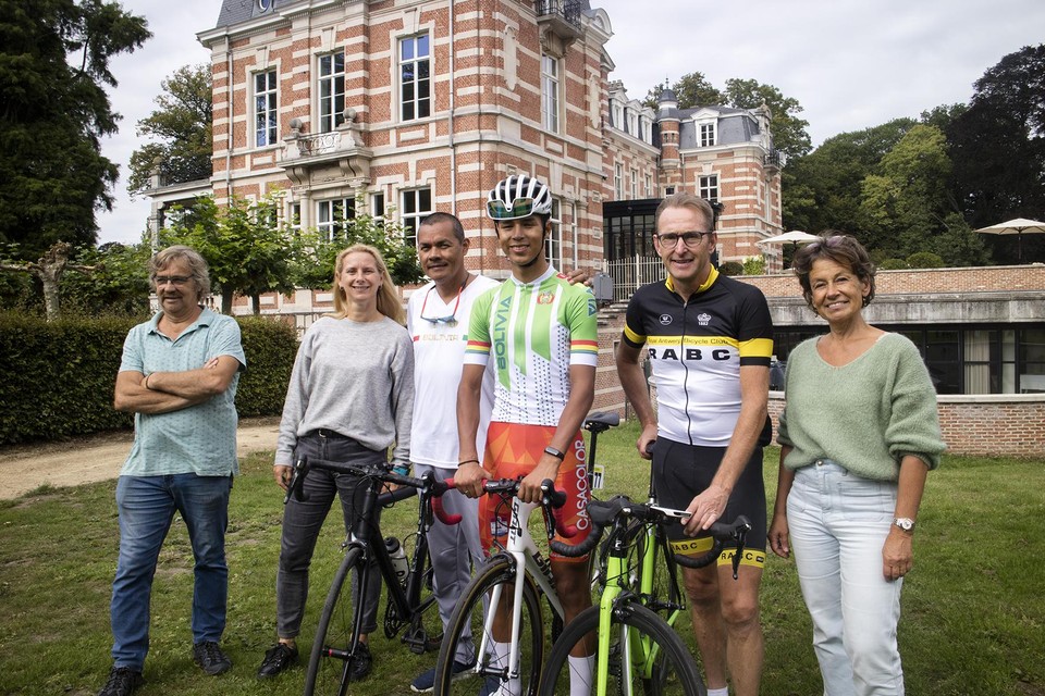 José Manuel met rechts van hem Jan Van Lier en sportschepen Adinda Van Gerven.