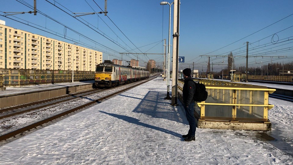 Vrijdagvoormiddag lagen de perrons er nog steeds onbehandeld bij ...