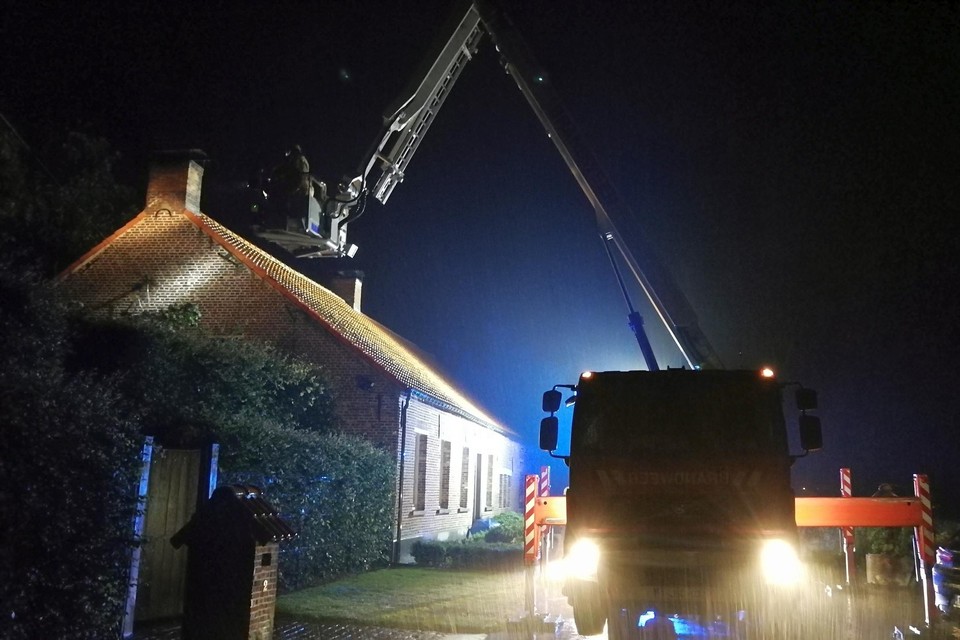 Noodweer veroorzaakt dakbrandje.
