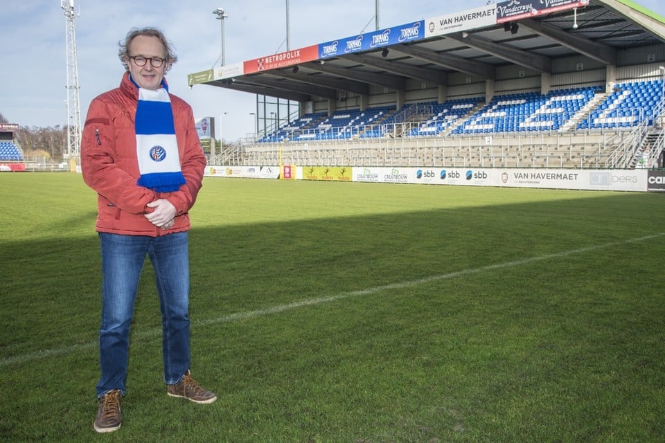 Voorzitter Jan Tormans in het stadion van Verbroedering Geel. “We zijn een voetbalgekke stad, toen we begin deze eeuw in tweede klasse speelden, zaten hier makkelijk zes- tot zevenduizend supporters.” 