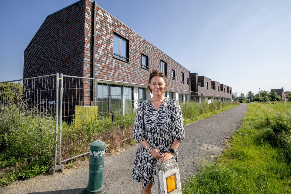 Manuela Verbist bij het woonproject in aanbouw.