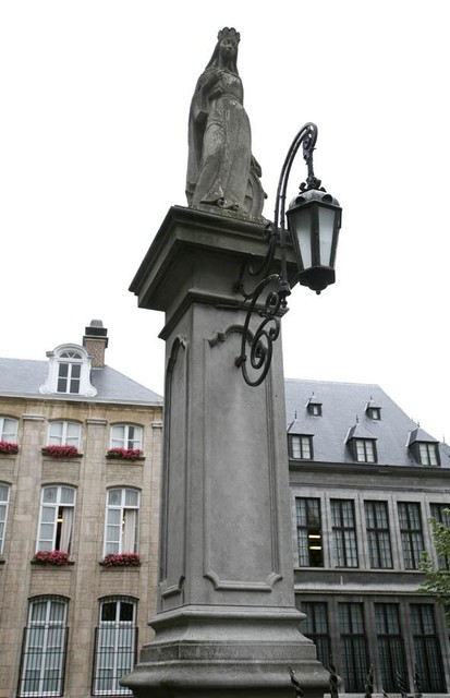 Het Sint-Catharinabeeld op de Vrijdagmarkt is van de hand van Mariëtte Coppens. 