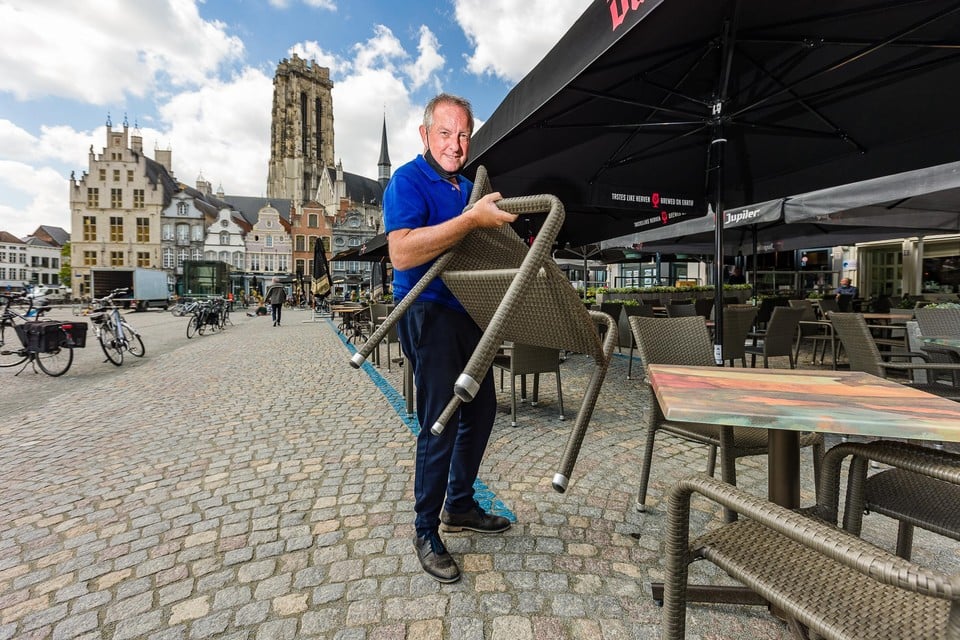 Dirk Wernaerts van brasserie Den Amitié op de Grote Markt is er helemaal klaar voor. Zijn terras is gezet. 