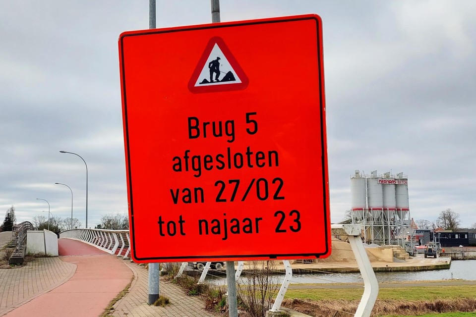Door twee nachten door te werken hoopt de aannemer weer op schema te zitten.