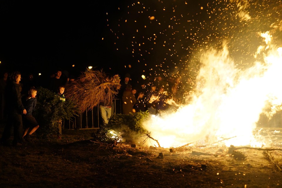 De klassieke kerstboomverbrandingen verdwijnen ook in de Kempen alsmaar meer van de kalender. 