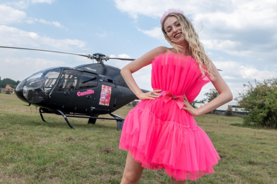 Camille made a successful helicopter landing in a meadow opposite the Wijnegem shopping center. 