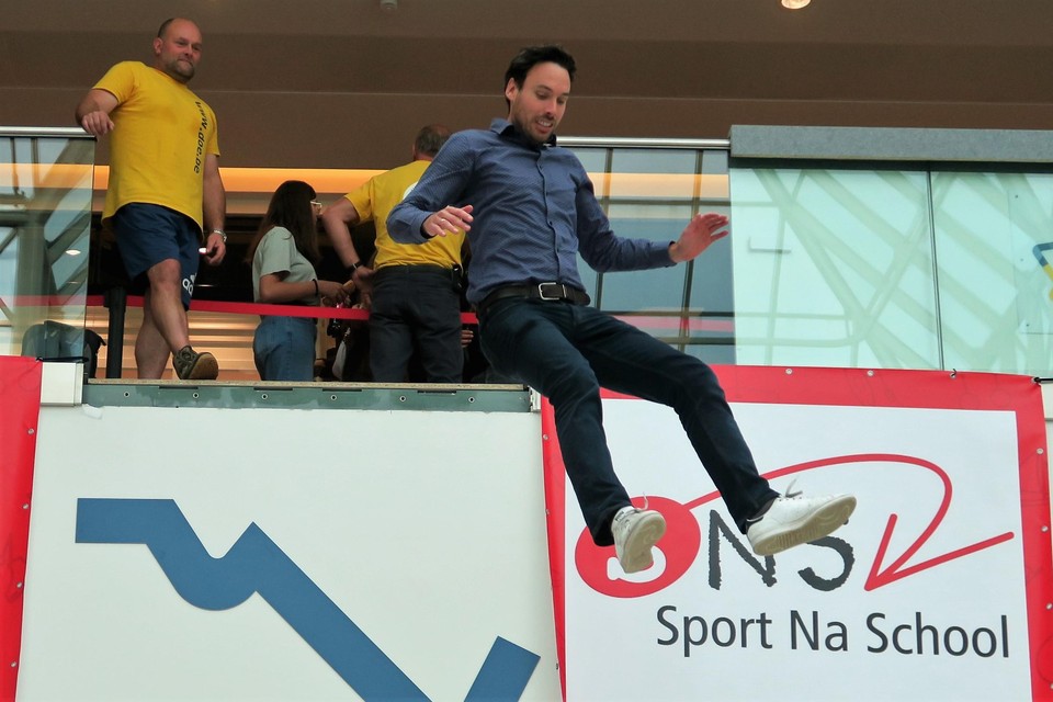 Schepen Tom Tachelet durfde als eerste de Big Jump te maken: alles voor de sport(-club).