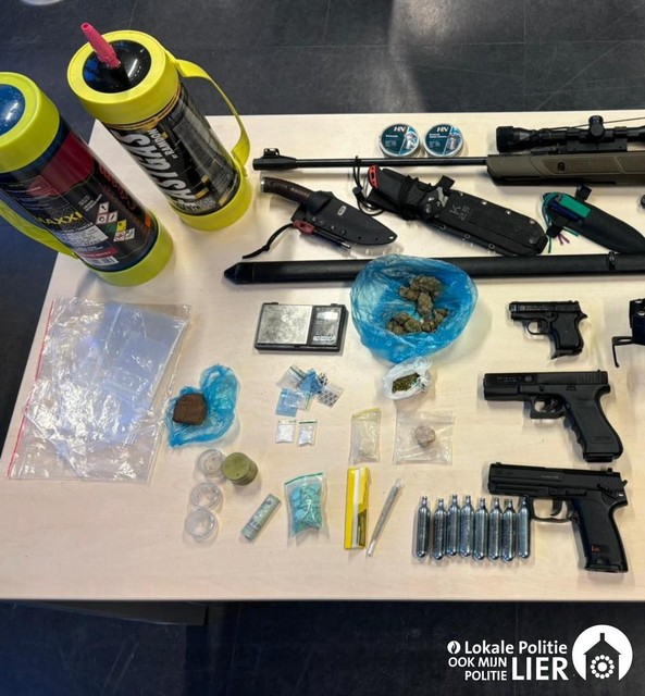 Naast de wapens zijn er ook verschillende hoeveelheden drugs aangetroffen bij een huiszoeking.