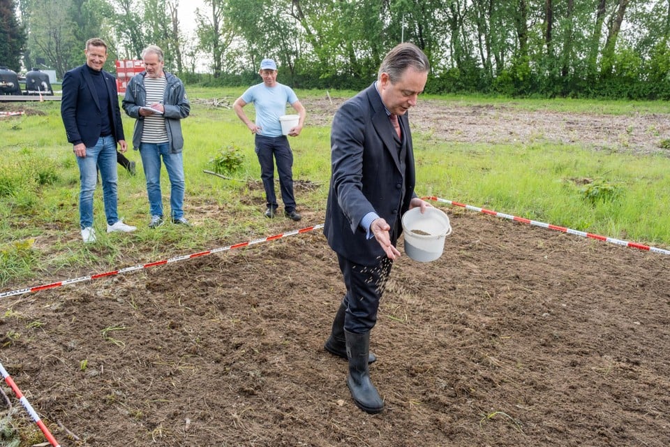 Bart De Wever zaait de eerste hennepzaadjes op de site post Lillo van de brandweer.