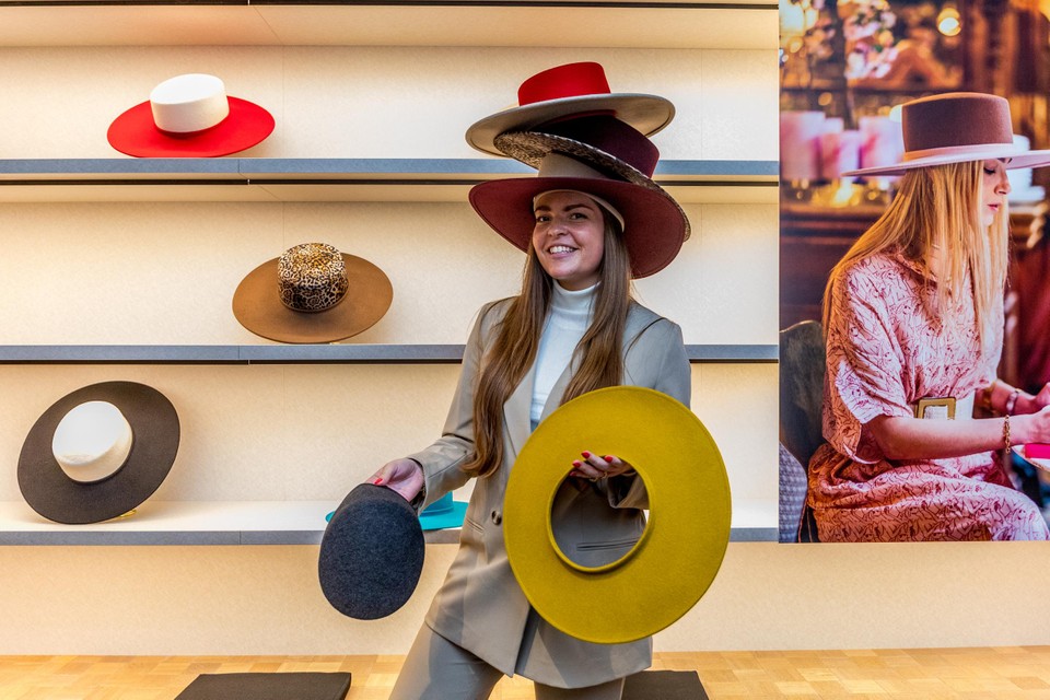 Sanne Claessens verkoopt met haar winkel Shadow Collectors hoeden die je zelf kan samenstellen. Een rand en een top van een hoed kosten apart zo’n 50 euro. 