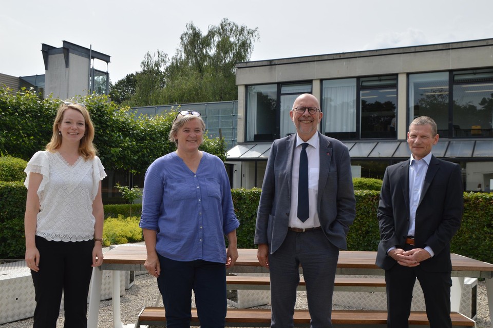 Schepen Sanne Van Looy (N-VA) van Malle, architecte Nel Lernout, gedeputeerde Luk Lemmens en centrumdirecteur Johan Mutert in een binnentuin. Die groene patio’s blijven zeker behouden.
