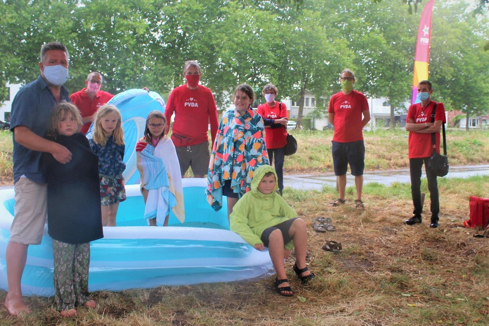 PVDA voerde met een kinderbadje actie voor meer zwemwater in openlucht. 