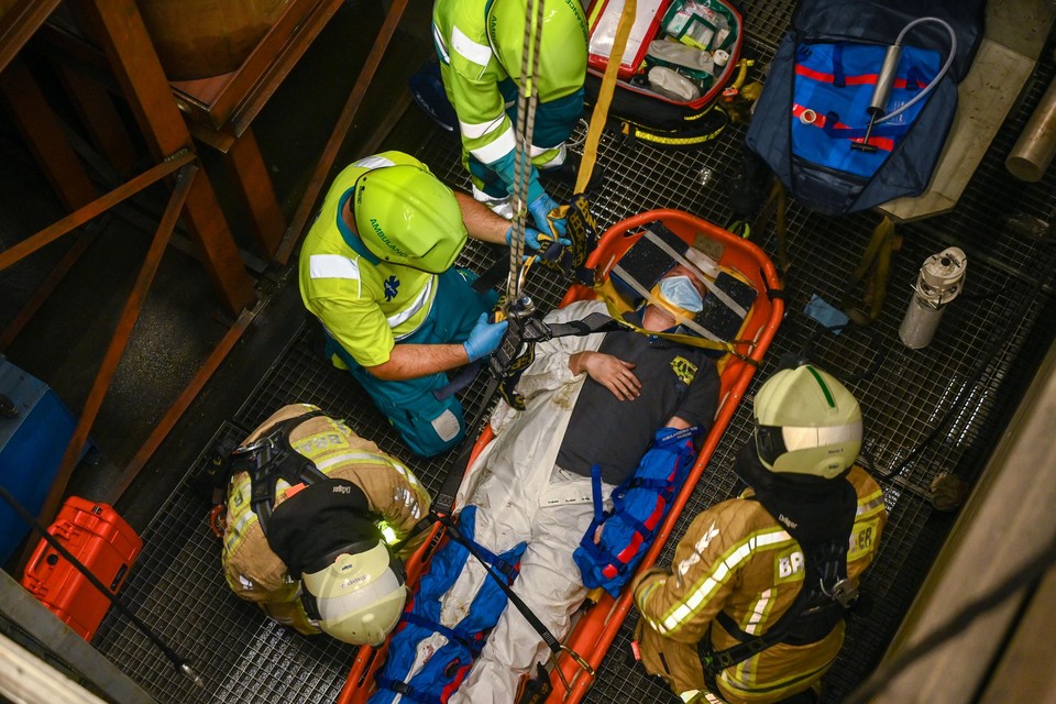 Brandweer en ambulanciers redden een persoon die gewond raakte door in een put te vallen.