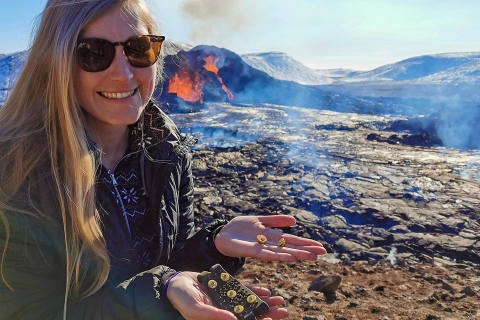 Silke Van Broeck trotseerde de vulkaan Fagradalsfjall om er de vele achtergebleven ‘crampons’ op te ruimen. 