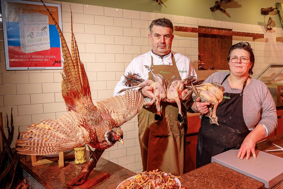 Roger en Hélène van wildhandel Maturin tonen enkele fazanten van topkwaliteit, al dan niet met pluimen aan. 