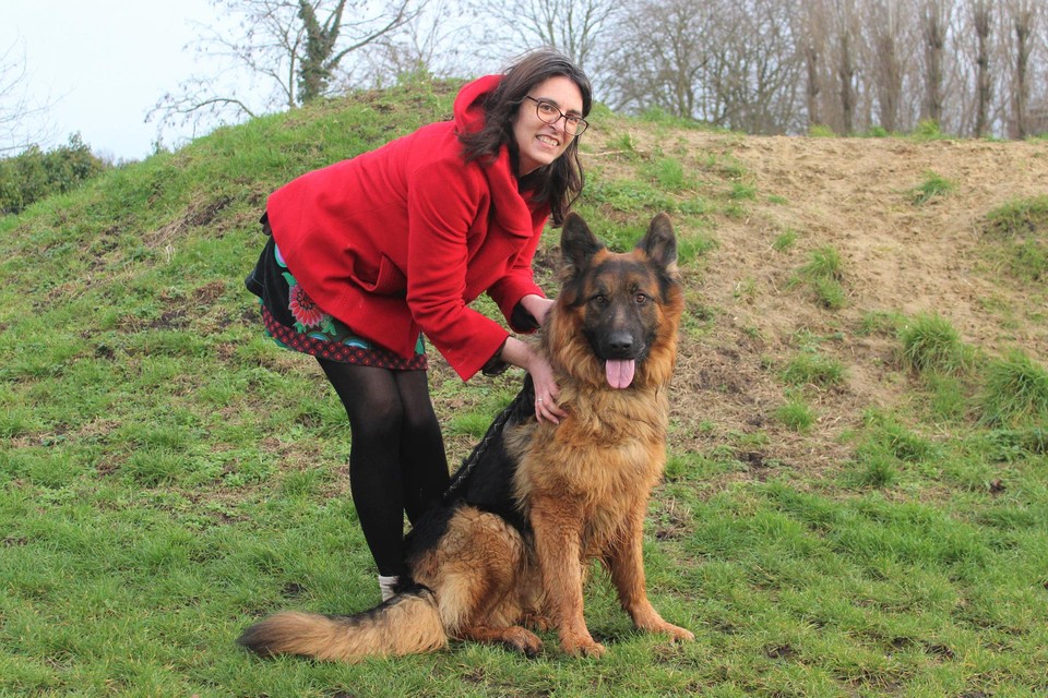 Wendy Kerselaers met Woody, die binnenkort nieuwe heupen krijgt.