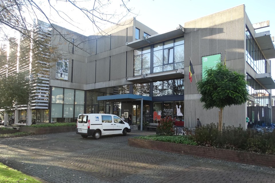 De lezers zullen nog een hele poos naar  de huidige bibliotheek op het Hendrik Heymanplein moeten blijven gaan.