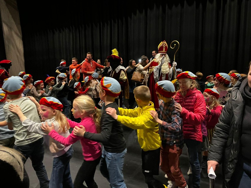 Sinterklaas dirigeert een polonaise in vrijetijdscentrum Brieleke. 