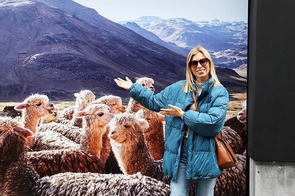 Ellen tussen de alpaca’s, die de wol leveren.