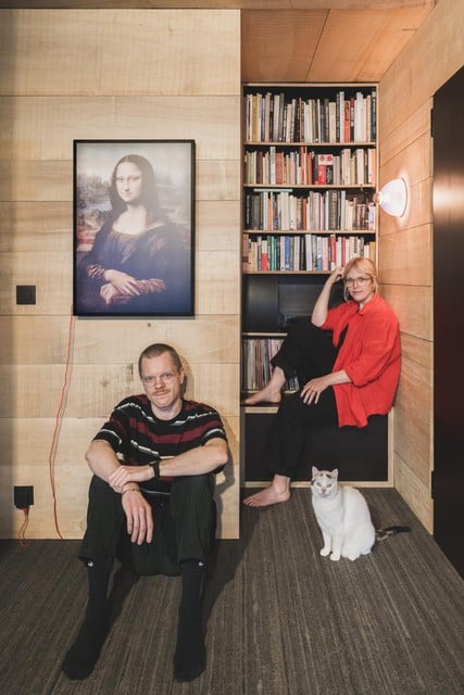 Alix en Simon met achter hun een lichtbak met de Mona Lisa van Virgil Abloh, een exclusieve editie voor Ikea.