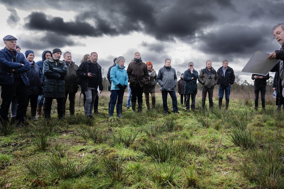 Buurtbewoners van natuurgebied De Liereman krijgen tijdens een wandeling meer info over het herinrichtingsplan.