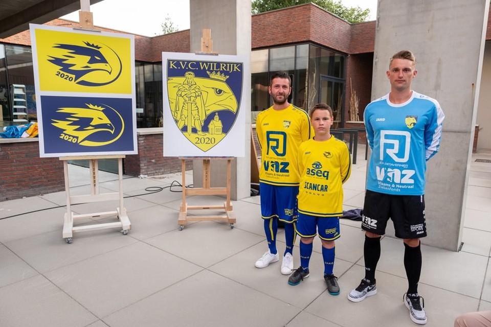 De voorstelling van de nieuwe clubkleuren begin juni aan het districtshuis.
