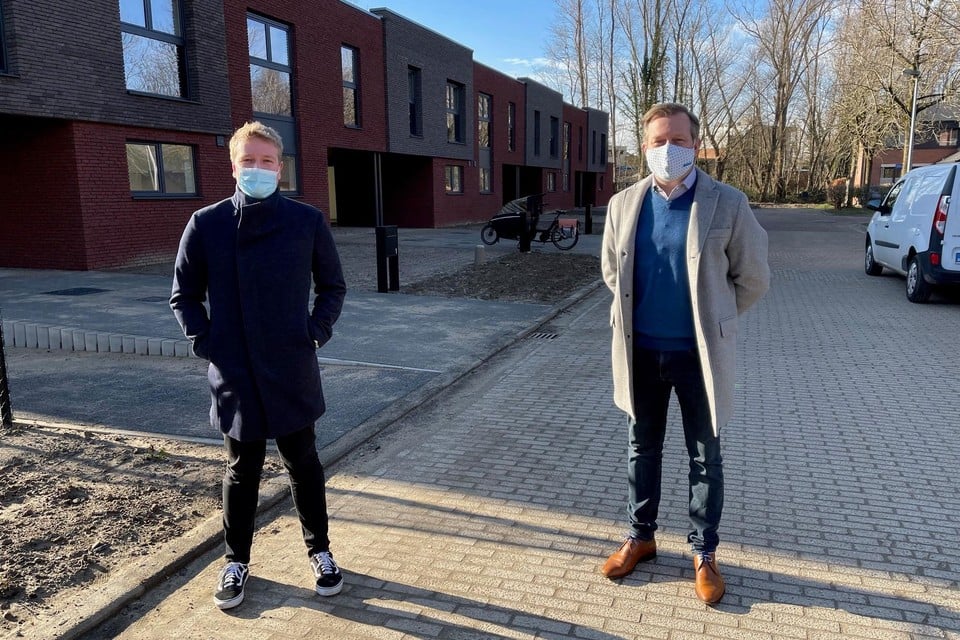 Woonpunt-voorzitter Arthur Orlians en burgemeester Alexander Vandersmissen bij de nieuwe sociale woningen.