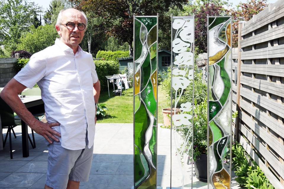 Met deze glascreatie trekt Karel Vernaillen naar de tentoonstelling ‘Buitenstaanders in de Tuin’ in het Arboretum van Kalmthout.