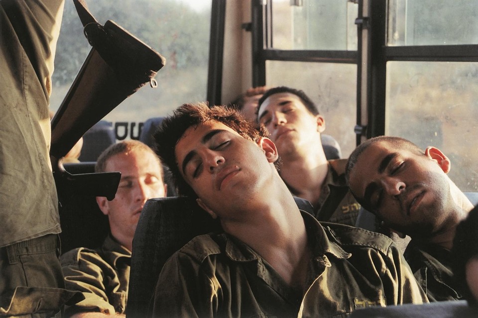 Onheroïsche slapende soldaten van Adi Nes, uit de serie ‘Soldier’, 1999.