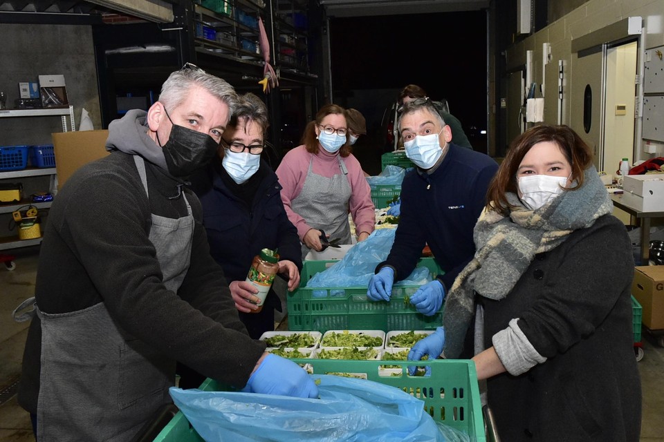 Vrijwilligers deponeren liefst 500 kilo mosselen in de honderden bakjes. L