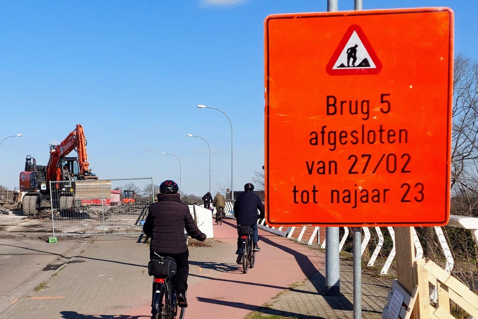 Vanaf 9 maart blijft alleen deze fietsbrug, aan de zuidzijde, nog open. Fietsers kunnen er wel nog in twee richtingen passeren.
