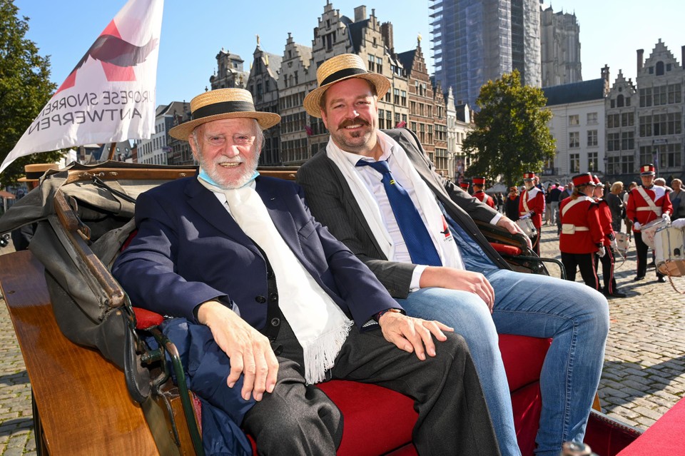 De nieuwe Snor van ’t Jaar Duncan Vandael deelde zijn koets met voormalig burgemeester en snorrenlaureaat Bob Cools.  