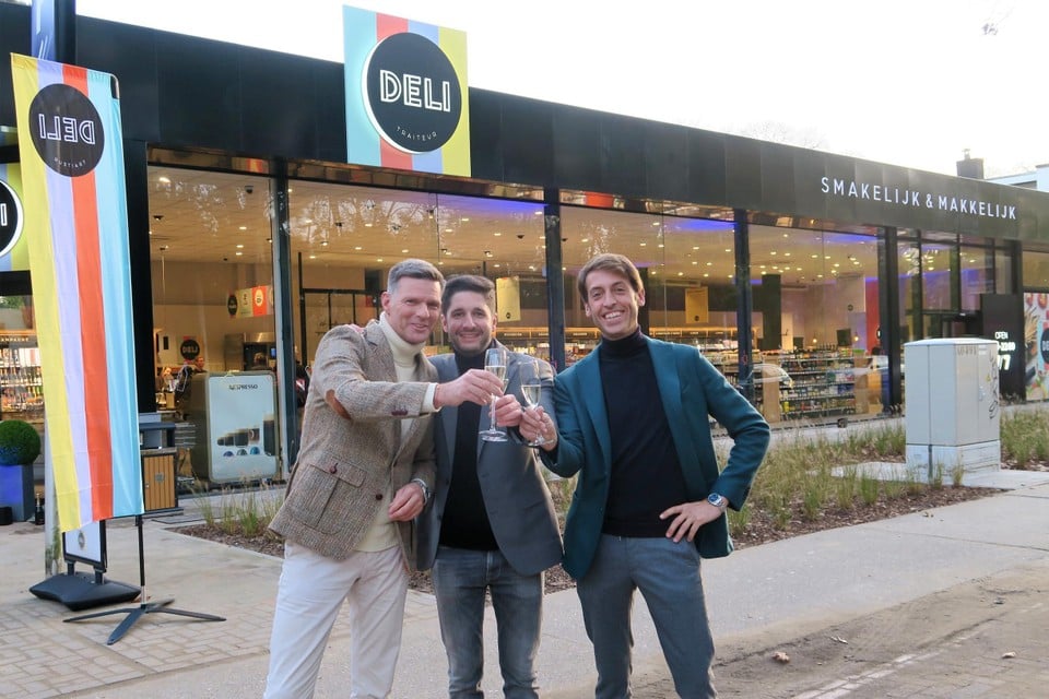 Ivan Cornelis, Jonathan Ipekdjian en Christophe De Mey klinken op de opening en het succes van ‘hun’ Delitraiteur in Schilde.  
