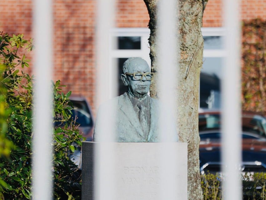 Een standbeeld van oprichter Bernard Van Hool (1902-1974).