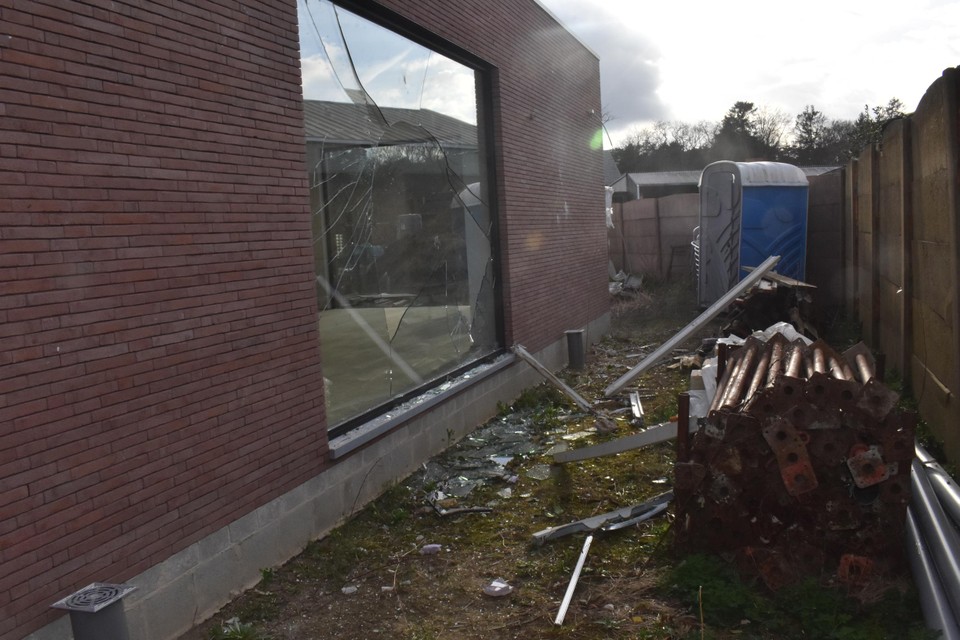De drukgolf van de explosie richtte ook schade aan bij de woning van de buren, maar die lijkt beperkt tot de ramen.