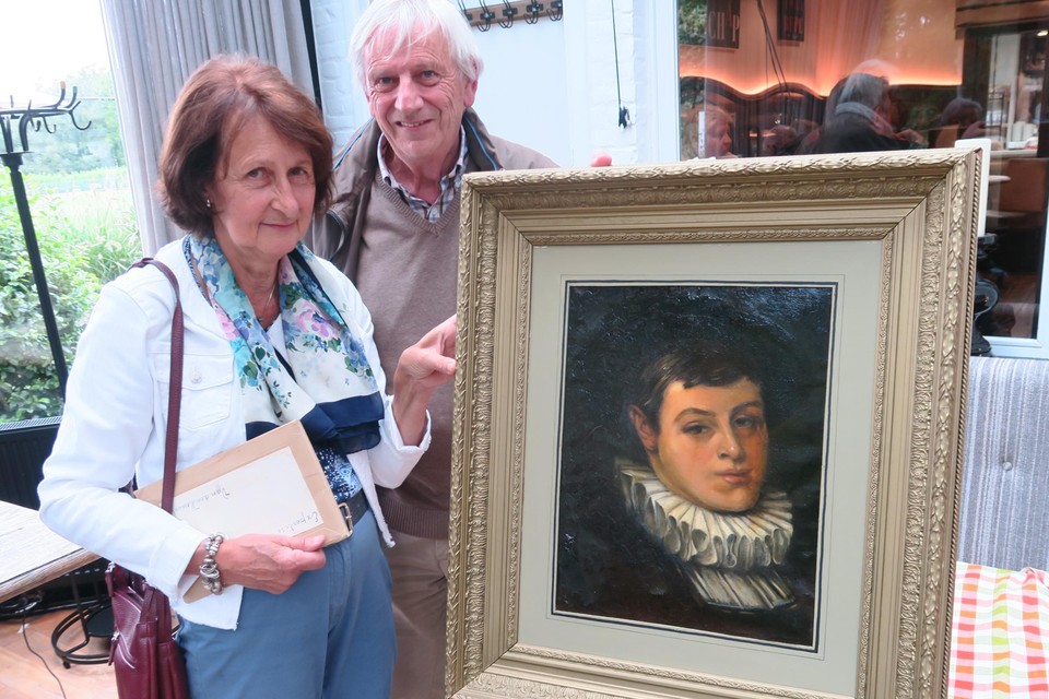 Marcel Wegner en Maria Van den Heuvel met hun ‘Frans Vinck’, een voorstudie voor een portret, waarschijnlijk van een Antwerpse edelman