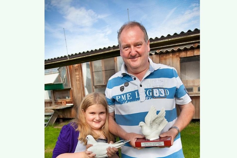 Dirk Van Dijck hier met dochter Natalia een tiental jaar geleden toen hij de trofee De Snelste Duif van Gazet van Antwerpen had gewonnen.
