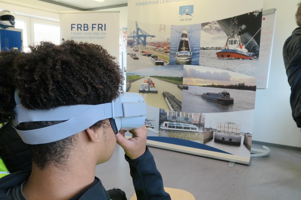 Hoe het op een binnenschip aan toe gaan, konden de deelnemers ervaren door een VR-bril op te zetten. 
