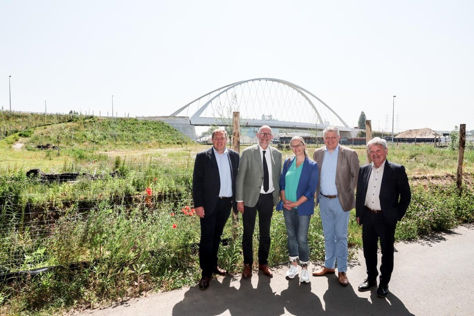 Deze mensen realiseerden samen het ecoduct over het Albertkanaal, geïntegreerd in de Hoogmolenbrug: Koen Anciaux (Open Vld) en Chris Danckaerts (De Vlaams Waterweg, Luk Lemmens (N-VA-provincie Antwerpen), en de burgemeesters Leen Wouters (N-VA-Wijnegem) en Maarten De Veuster (N-VA-Schoten).