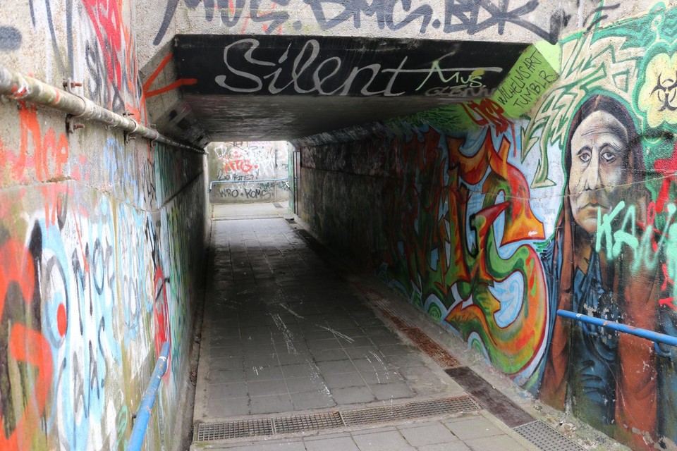 Het tunneltje aan de Spoorwegstraat wordt druk gebruikt door fietsers en voetgangers. Het is er echter vuil en slecht verlicht. 